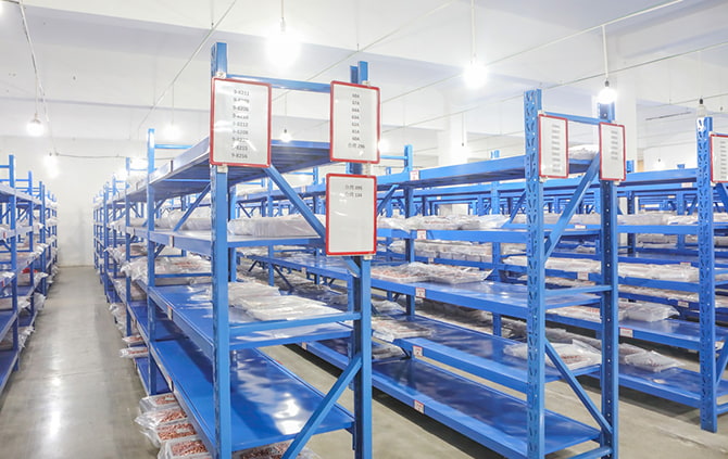 Dentro del moderno y organizado almacén y centro de distribución de Halan Welding, que garantiza un cumplimiento rápido y preciso de los pedidos de consumibles de plasma en todo el mundo.