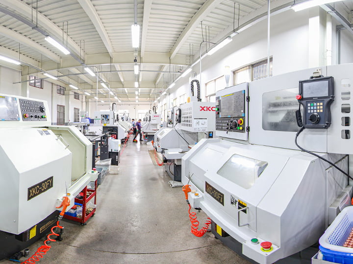 ALT文本：El equipo y las instalaciones de fabricación de Halan Welding, que representan nuestro compromiso con los consumibles de plasma de precisión desde 2016.